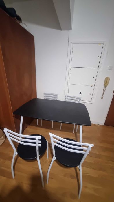 Conjunto mesa e cadeiras