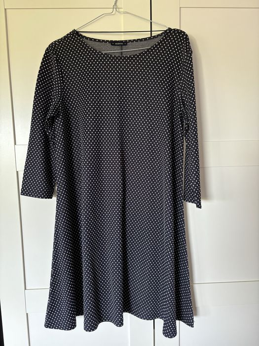 Krotka sukienka trapezowa