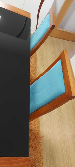 Conjunto de mesa e cadeiras em ótimo estado