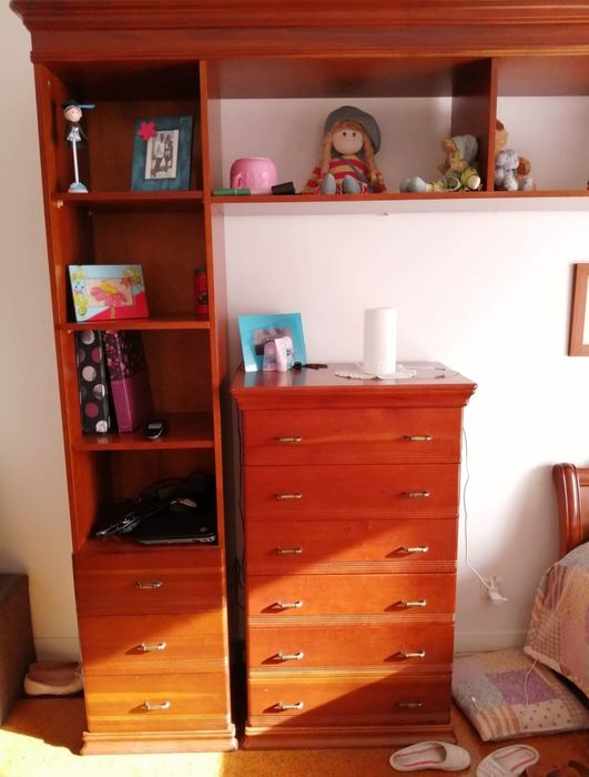 Mobília em Cerejeira (Estante e Cama)