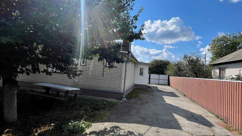 Продам будинок  99,2 м² з гаражем та власним подвір'ям.