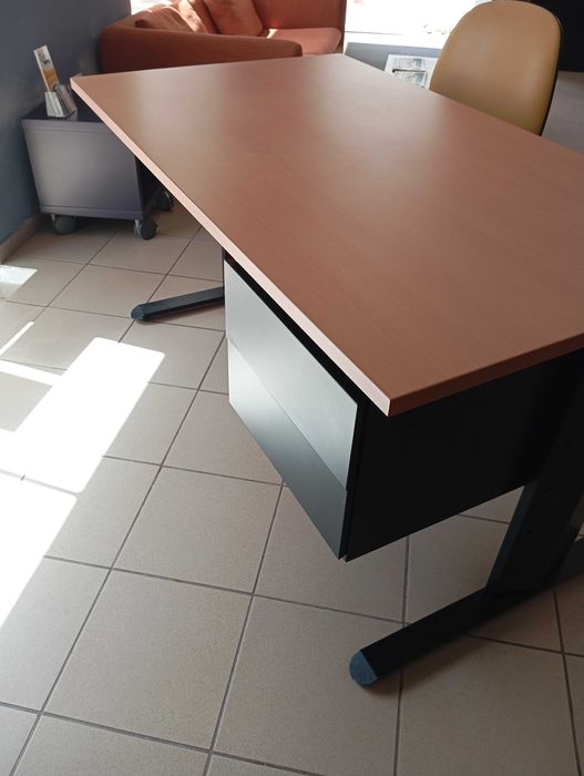 Mesa trabalho com gavetas