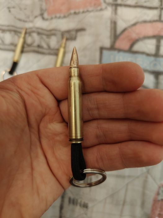 Breloki w kształcie naboju karabinowego kal.5.56 mm.