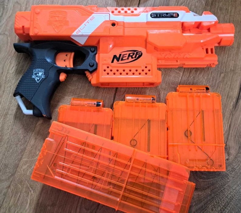 NERF Stryfe + 4 magazynki