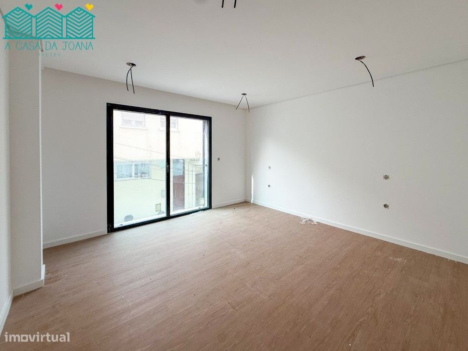 Apartamento T3 com Lugares de Garagem em Esgueira