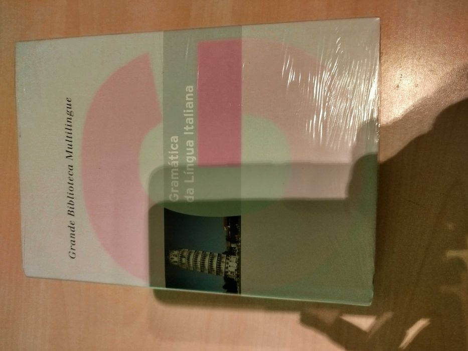 Dicionário e livro de gramática língua italiano