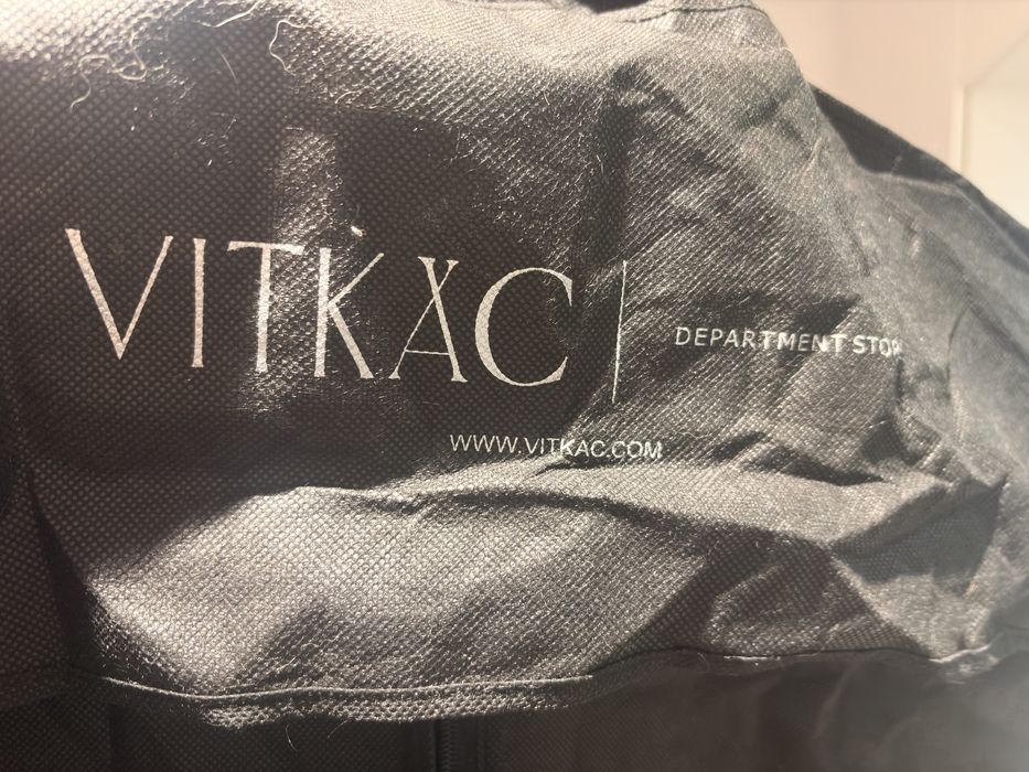 Czarny pokrowiec na ubranie VITKAC – garnitur lub długa sukienka