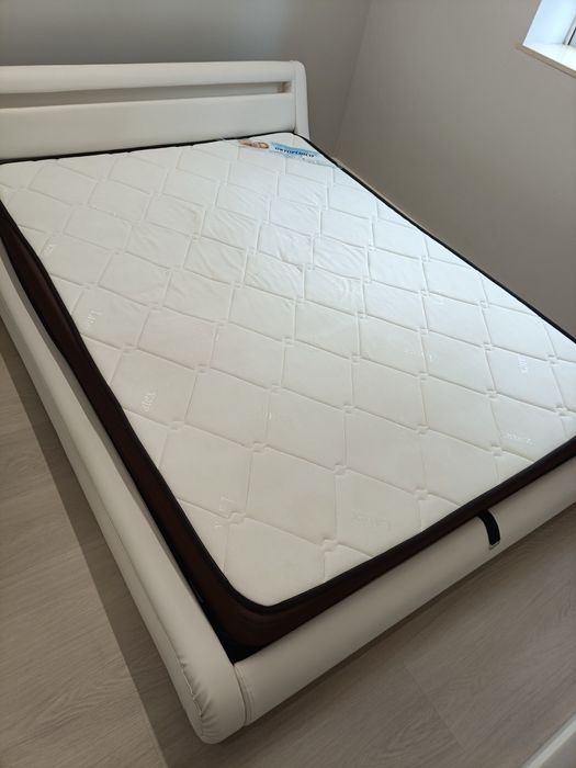 Cama de casal com led, completa