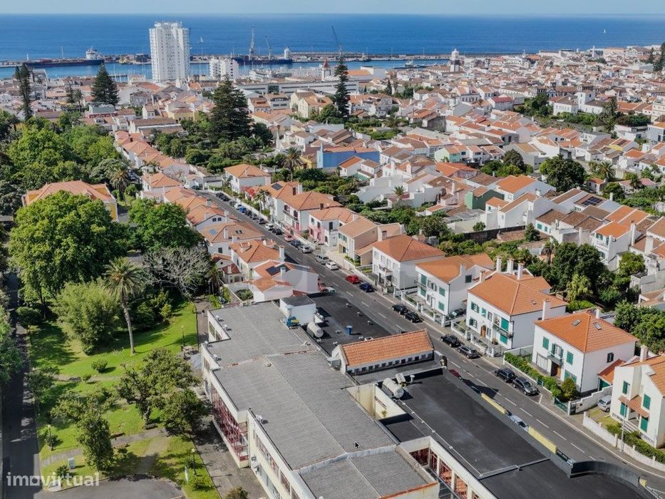 Moradia V6 Isolada no Centro de Ponta Delgada