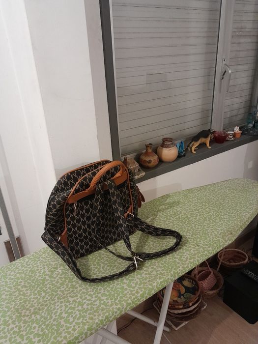 Vendo Mochila de Senhora muito bonita como nova