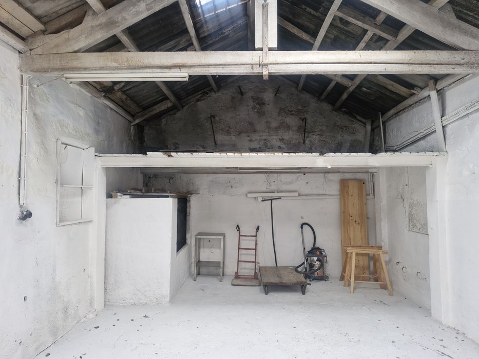 Armazém com 250 m2  à Avenida da Boavista.