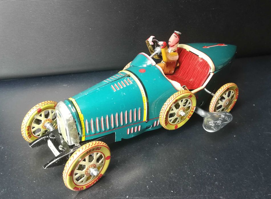 Miniatura em chapa de carro de corrida