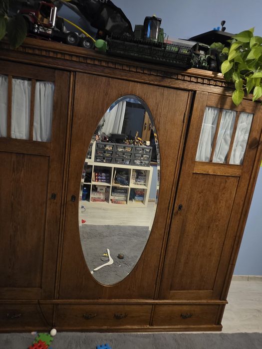 Szafa trzydrzwiowa z szufladami i lustrem