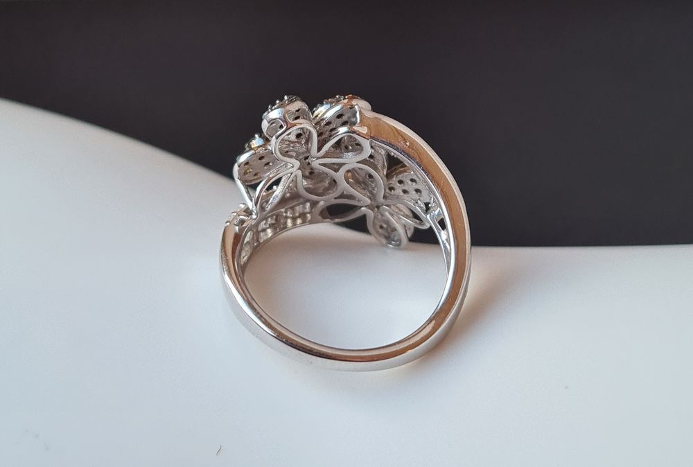 Pierścionek z diamentami, w srebrze rodowanym platyną