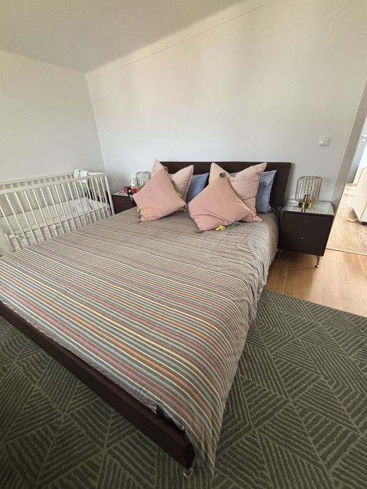 Cama grande com colchão