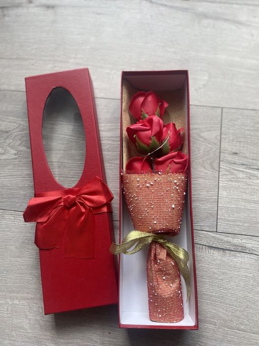 Czerwona Wieczna Róża LED w eleganckim pudełku – idealny prezent