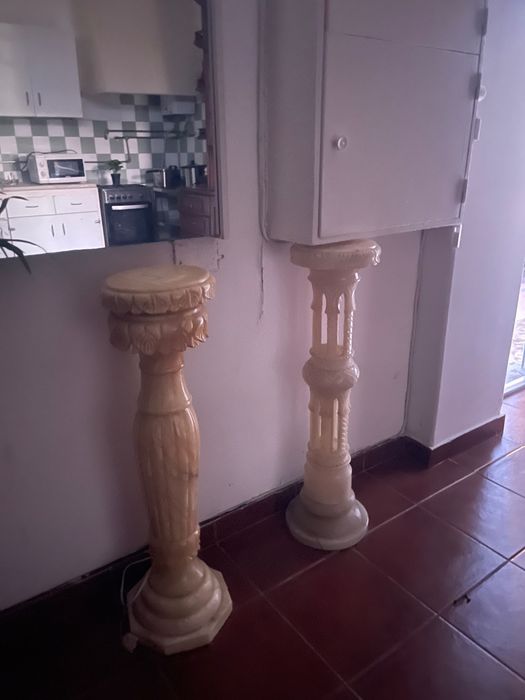 Conjunto Cristaleira + Livros + Móvel televisão + 2 colunas mármore