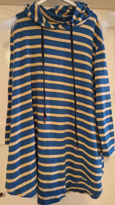 Bluza w paski z kapturem.
