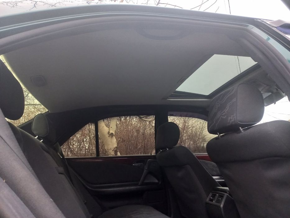 Mercedes-Benz E 210 2.0D