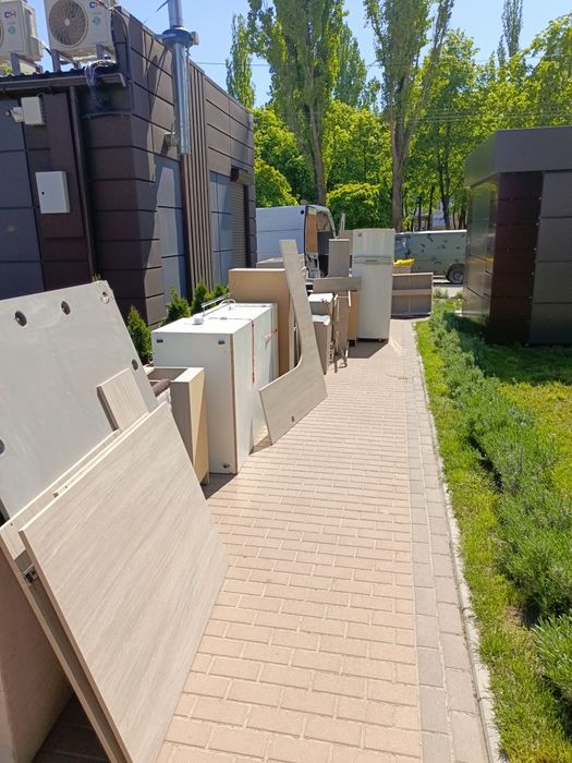 "Вантажні перевезення та послуги вантажників – швидко, надійно!"