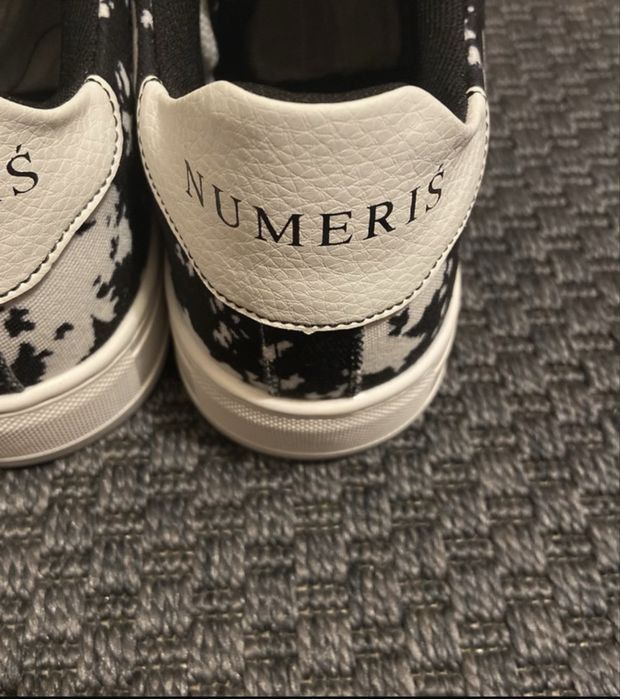Numeris Black and White