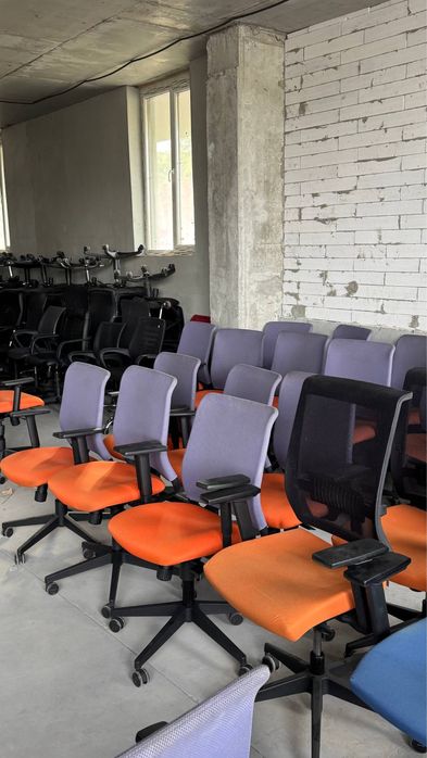 Продам кресла офисные руководителя столы LOFT тумбы комоды стільці