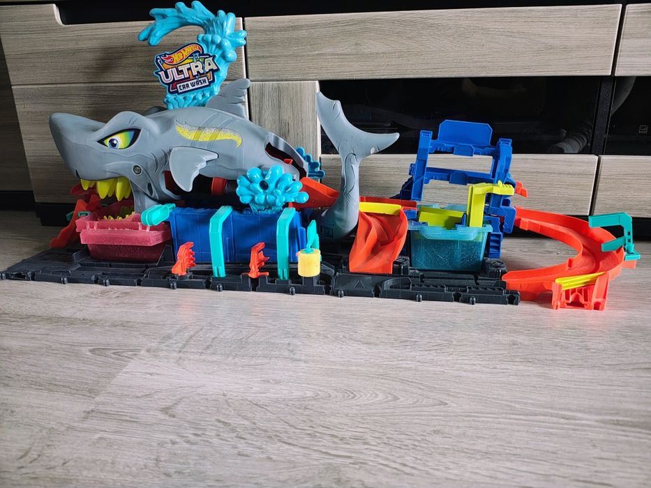 Hot wheels - dwa zestawy