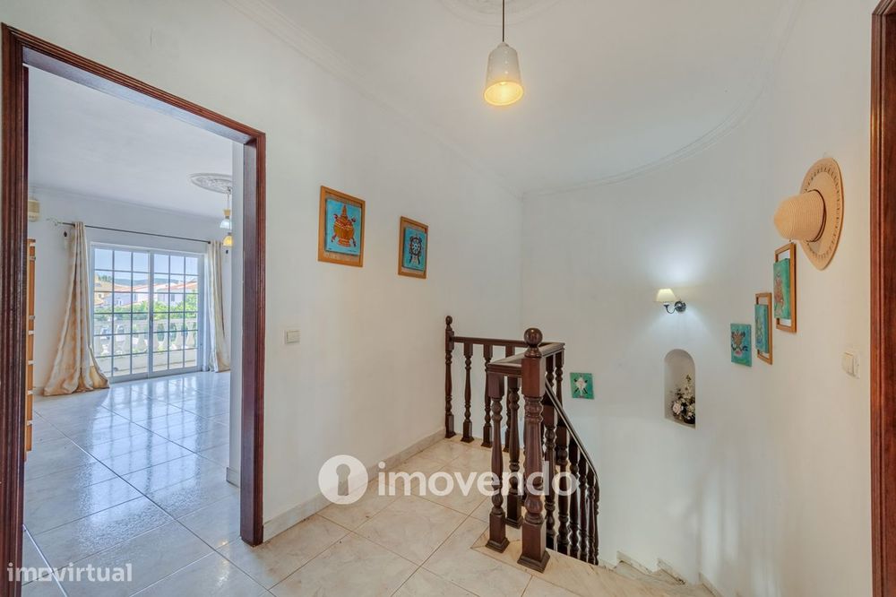 Moradia T4, com áreas amplas e jardim, em Faro