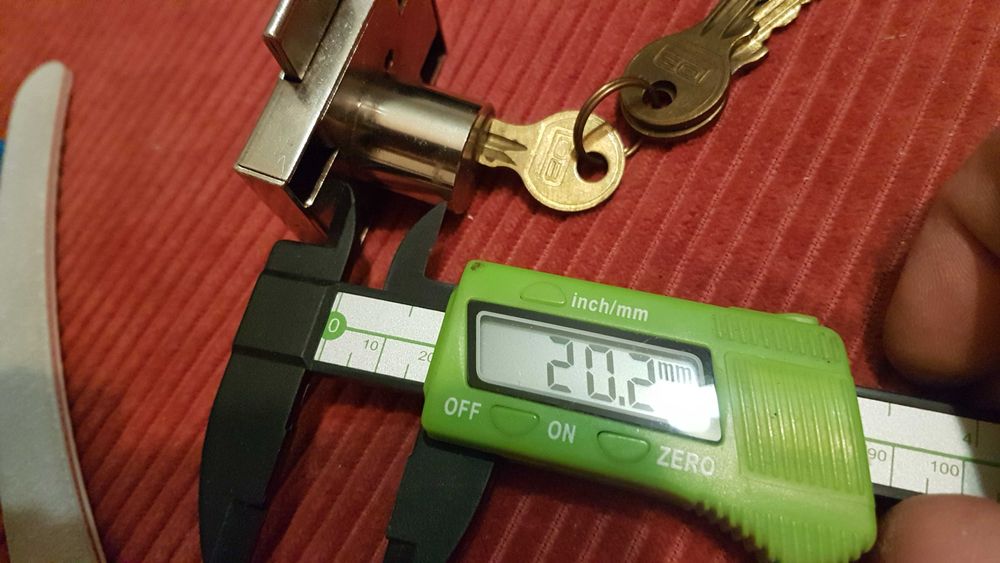 Zamek meblowy cylindryczny-*Lob*-trzy klucze