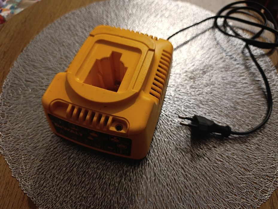 Ładowarka Dewalt DE9116