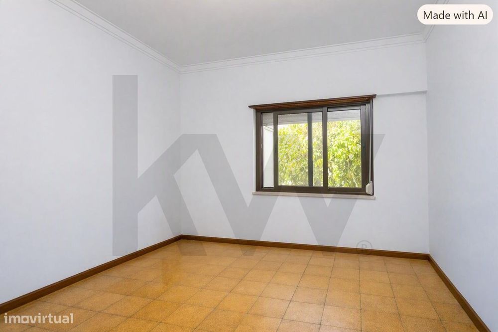 Apartamento T4 transformado em T3 na Amora