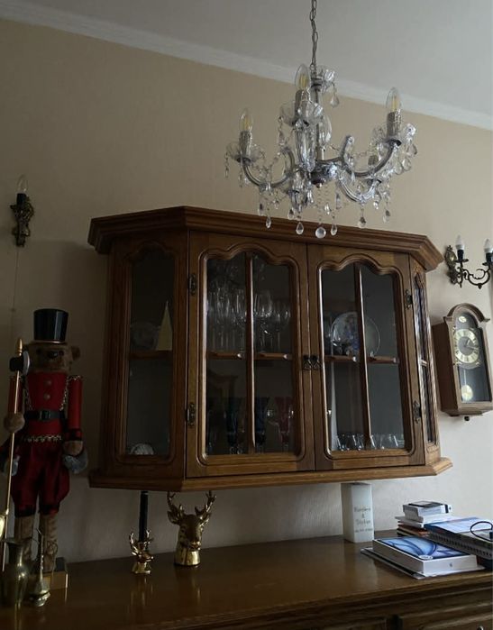 Dębowa witryna wisząca.