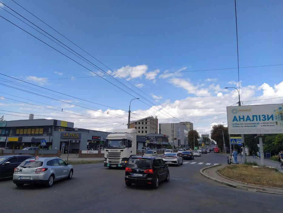 Комерційне приміщення 726,3 м кв. з великим трафіком у м. Рівне