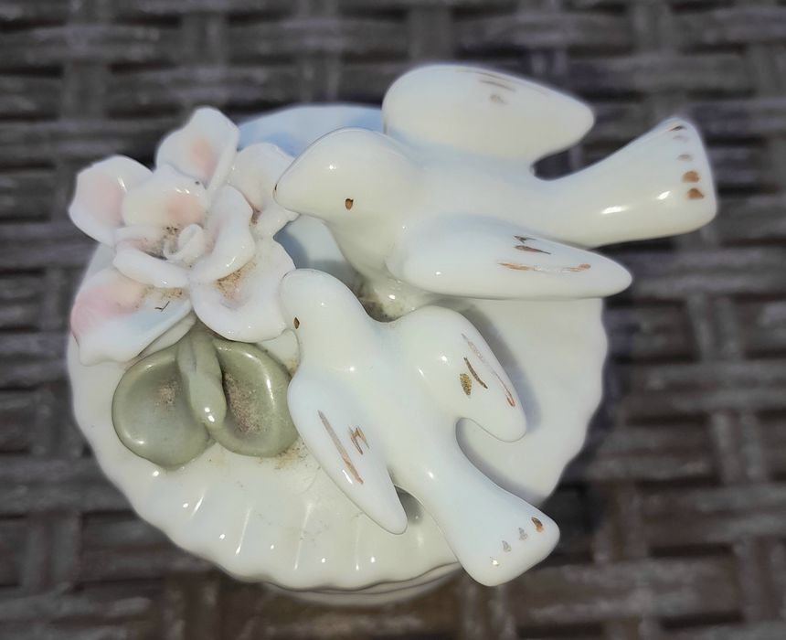 Small antique porcelain box443898207426334720
