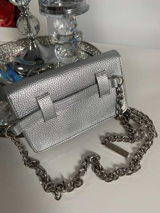 Torebka DKNY kopertówka nerka srebrna mini