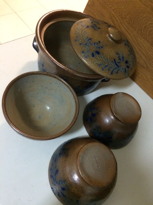 Tacho, tigelas e boleira em grês