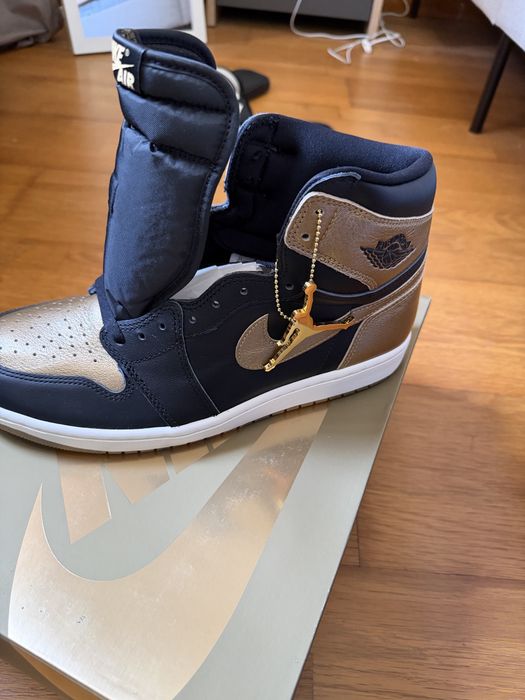 Air Jordan 1 High OG Ouro Metalico.