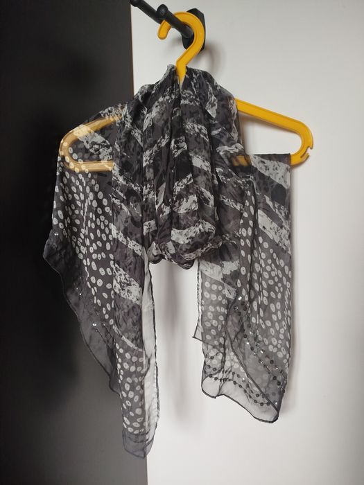 Delikatny damski szal 180x59cm Nowe