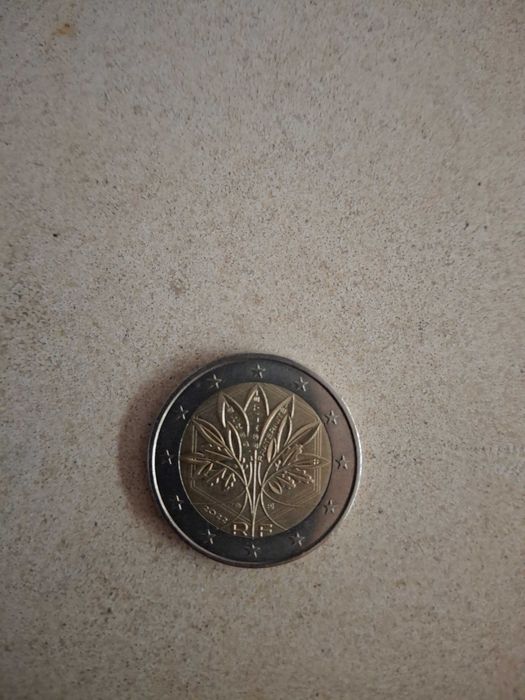 Moeda de 2€ data 2022 com as iniciais RF