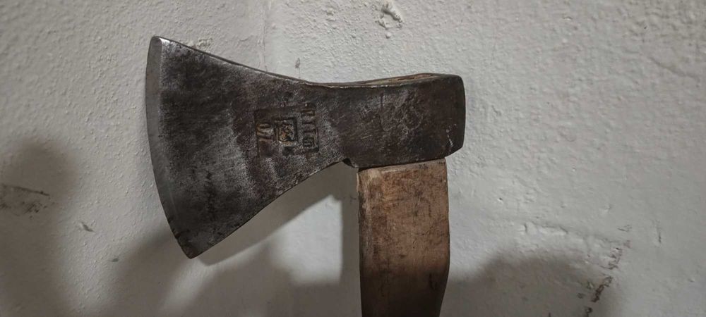 siekiera z drewnianym trzonem