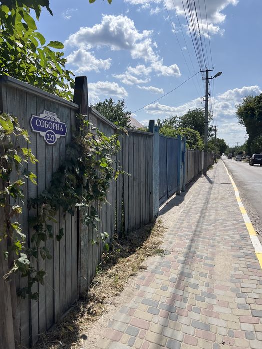 Продам фасадну земельну ділянку з будинком, Гореничі, вул. Соборна