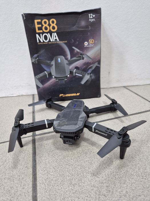 Dron E88 Nova Zabawka z kamerą SD , 2 baterie