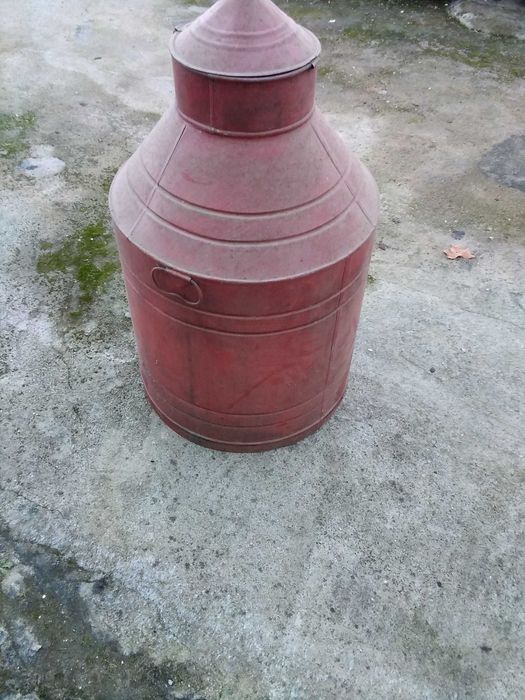 Depósito antigo, em chapa,