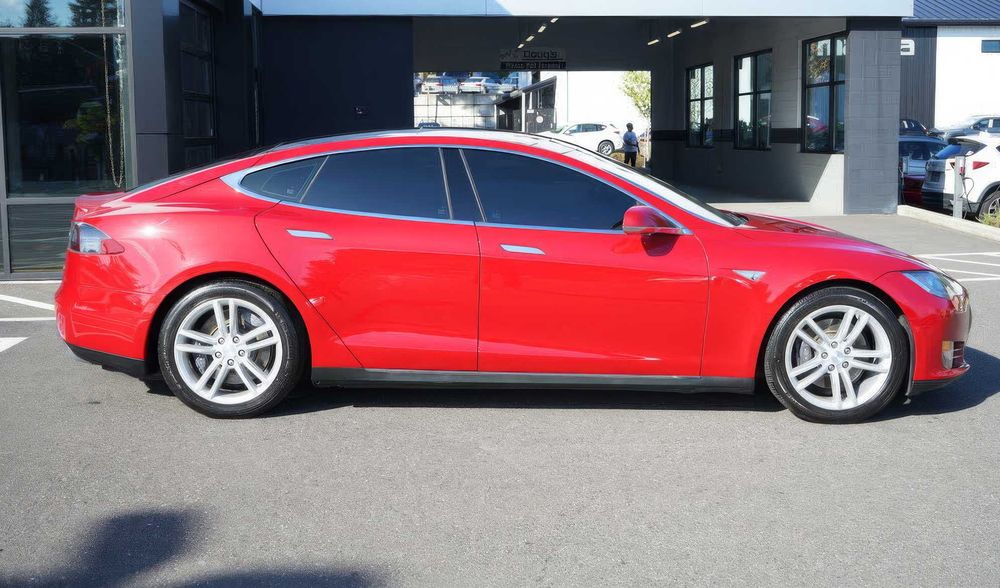 Tesla Model S P85D      2015