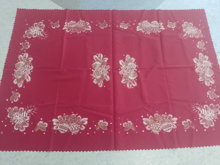 Sprzedam czerwony obrus 155x107 cm.