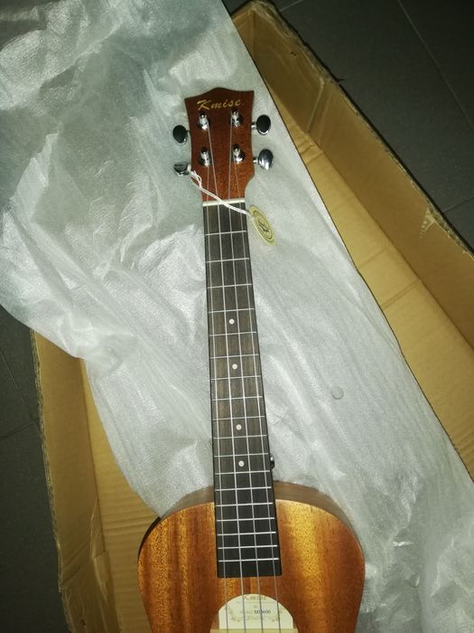 Ukulele tenor de madeiras nobres e saco