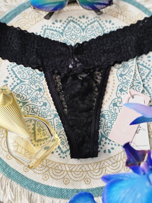 Seksowne koronkowe stringi w kolorze czarnym.