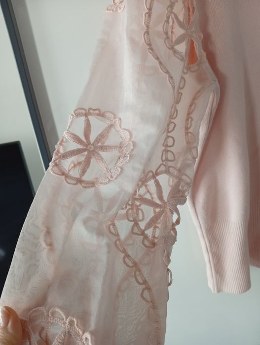 Elegancki sweter Cameo Rose pudrowy róż ozdobne rękawy S