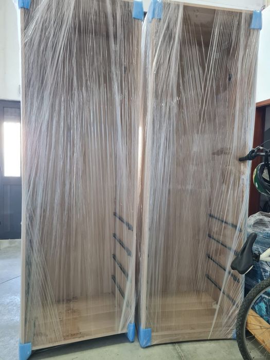 Roupeiro com portas em vidro