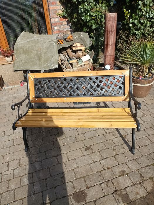 Ławka drewniana ogrodowa żeliwa po renowacji